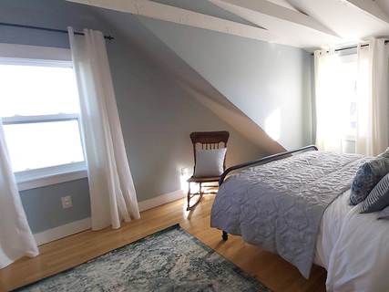 queen size bed in the master bedroom at Harbour Tide House 